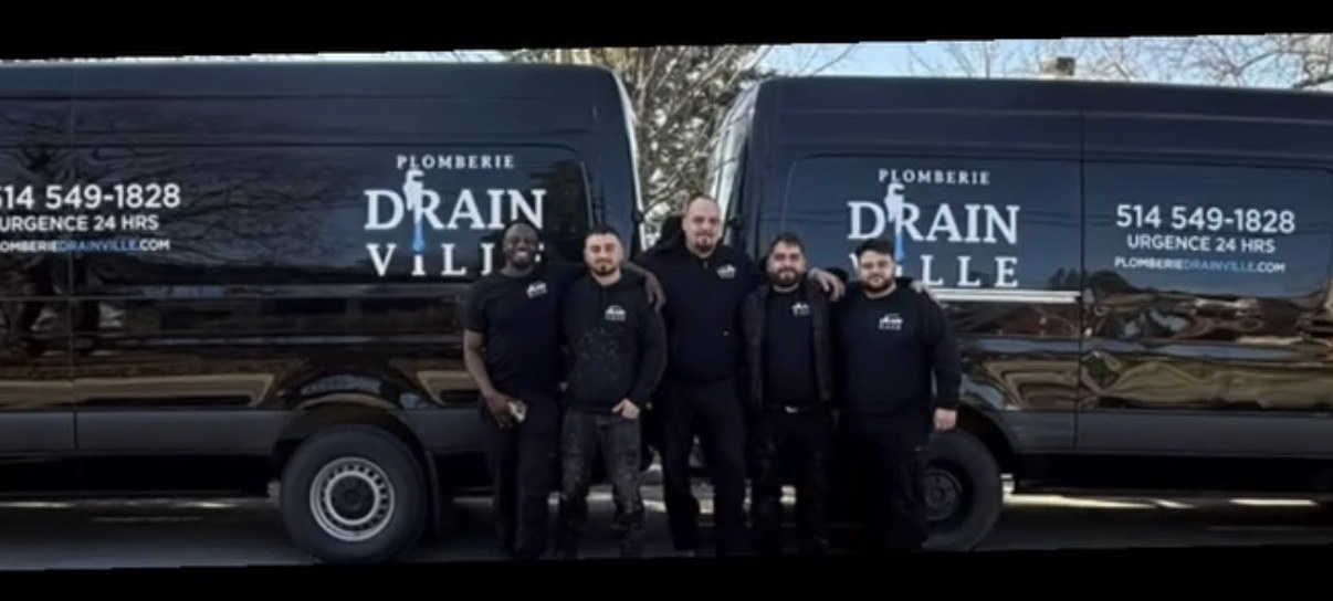 Équipe de Plomberie Drainville devant les camions de service